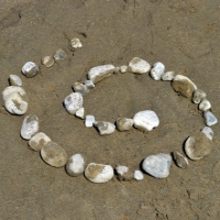 Steinspirale im Sand